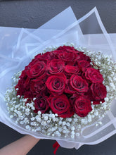 Load image into Gallery viewer, 30 red rose posy
